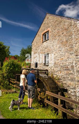 Royaume-Uni, pays de Galles, Pembrokeshire, Saint Dogmaels, y Felin visiteurs au moulin à eau, restauré en 1980s par Mike Hall Banque D'Images