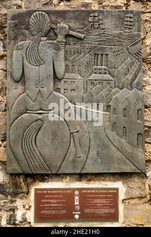 Royaume-Uni, pays de Galles, Pembrokeshire, Pembroke Dock, One Day My Ship will Come, panneau Bronze de Robert Jakes Banque D'Images