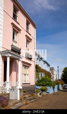 Royaume-Uni, pays de Galles, Pembrokeshire, Pembroke, main Street,Orielton Terrace – la chaîne à l'arrière, peintes de couleurs élégantes maisons géorgiennes Banque D'Images