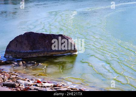 Faites du rock au bord de l'eau par une journée ensoleillée Banque D'Images