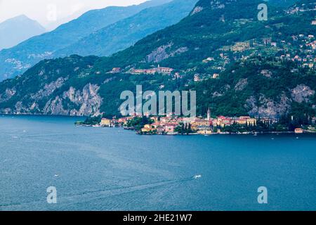 Vue aérienne de Menaggio sur la ville à travers le lac de Côme, colline avec des villages au loin. Banque D'Images