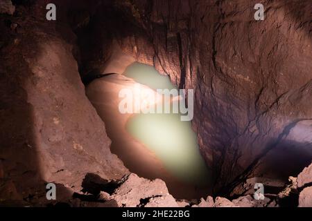 Vue sur la grotte de la mer de New Athos en Abkhazie.Géologie Banque D'Images