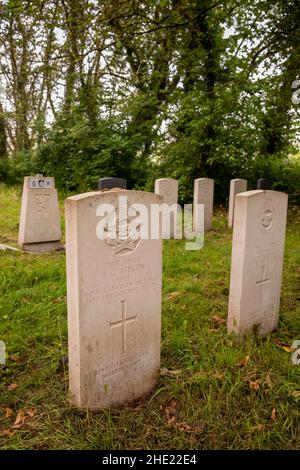 Royaume-Uni, pays de Galles, Pembrokeshire, angle, cimetière St Mary’s Commonwealth War graves by Sailor’s Chapel, Pierre d’appui du Polot canadien A C Aitken Banque D'Images