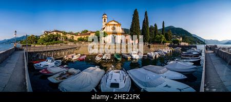 Vue panoramique sur l'église Chiesa S. Giovanni, située au port de la petite ville. Banque D'Images