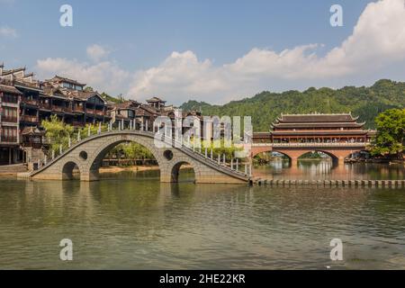 Ponts et pierres de passage traversant la rivière Tuo dans la ville antique de Fenghuang, province de Hunan, Chine Banque D'Images
