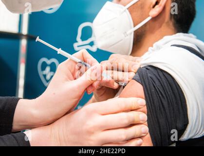 Hambourg, Allemagne.08th janvier 2022.Un membre de l'équipage du bateau de croisière Aida 'Aida Prima' est vacciné avec le vaccin Moderna lors d'une campagne de vaccination au Cruise Centre Steinwerder.Credit: Daniel Bockwoldt/dpa/Alay Live News Banque D'Images