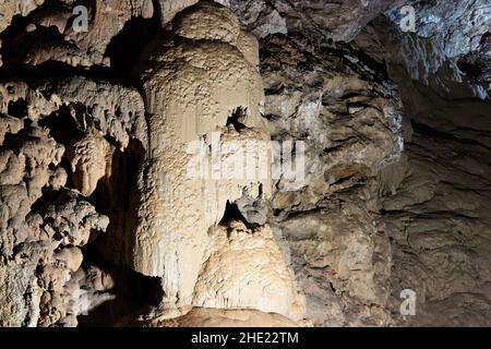 Vue sur la grotte faite de stalacttes et de stalogmites à New Athos en Abkhazie.Attraction touristique Banque D'Images