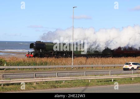 The Flying Scotsman sur la ligne côtière du nord du pays de Galles.Le train à vapeur s'arrête à Crewe, Llandudno Junction et Holyhead Wales Banque D'Images