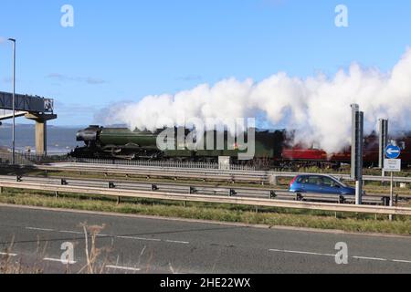 The Flying Scotsman sur la ligne côtière du nord du pays de Galles.Le train à vapeur s'arrête à Crewe, Llandudno Junction et Holyhead Wales Banque D'Images