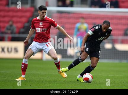 Denis Odoi de Fulham (à droite) et Callum O'Dowda batte de Bristol City pour le ballon lors du troisième match de la coupe Emirates FA à Ashton Gate, Bristol.Date de la photo: Samedi 8 janvier 2022. Banque D'Images