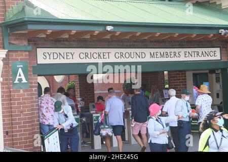 Sydney, Australie.8th janvier 2022.8th janvier 2022 : Sydney Cricket Ground, Sydney Australie ; Ashes International test cricket, Australie contre Angleterre, 4th test day 4 ; les membres de la SCG entrent dans le pavillon Credit: Action plus Sports Images/Alay Live News Banque D'Images