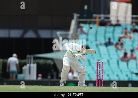 Sydney, Australie.8th janvier 2022.8th janvier 2022: Sydney Cricket Ground, Sydney Australie; Ashes International test cricket, Australie contre Angleterre, 4th test day 4; Usman Khawaja de l'Australie canards pour éviter le ballon Credit: Action plus Sports Images/Alay Live News Banque D'Images