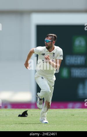 Sydney, Australie.8th janvier 2022.8th janvier 2022 : Sydney Cricket Ground, Sydney Australie ; Ashes International test cricket, Australie contre Angleterre, 4th test day 4 ; Jack Leach of England course to STOP the ball Credit: Action plus Sports Images/Alay Live News Banque D'Images