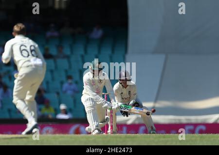 Sydney, Australie.8th janvier 2022.8th janvier 2022 : Sydney Cricket Ground, Sydney Australie ; Ashes International test cricket, Australie contre Angleterre, 4th test day 4 ; Usman Khawaja d'Australie rend Sweep shot Credit: Action plus Sports Images/Alay Live News Banque D'Images