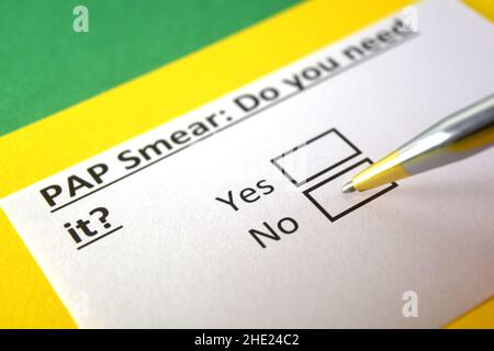 Une personne répond à une question sur le test PAP. Banque D'Images