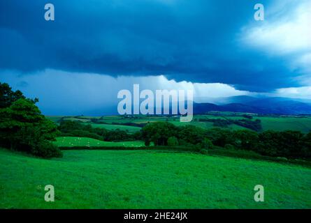 Royaume-Uni, pays de Galles, Snowdonia, nuages de tempête sur le paysage, Banque D'Images