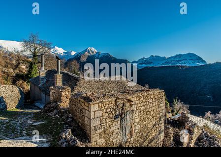 Village traditionnel de Kallarites à la montagne Tzoumerka, Ioannina, Epirus, Grèce Banque D'Images