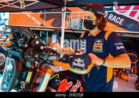 KTM mécanicien de l'équipe d'usine, mécanicien pendant la journée de repos du Dakar Rally 2022 le 8th 2022 janvier à Riyad, Arabie Saoudite - photo Julien Delfosse / DPPI Banque D'Images