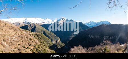 Village traditionnel de Kallarites à la montagne Tzoumerka, Ioannina, Epirus, Grèce Banque D'Images