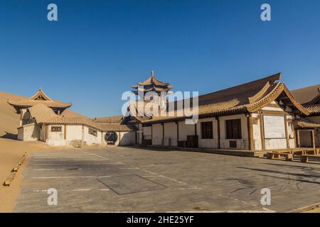 Pavillon du lac Crescent Moon à la dune de Sables chanteurs près de Dunhuang, province de Gansu, Chine Banque D'Images