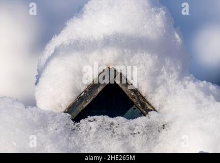 Une maison d'oiseaux couverte de neige Banque D'Images