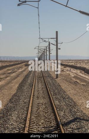 Ligne de chemin de fer traversant le désert de Gobi près de Dunhuang, province de Gansu, Chine Banque D'Images