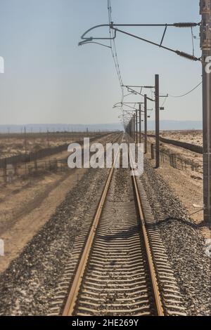 Ligne de chemin de fer traversant le désert de Gobi près de Dunhuang, province de Gansu, Chine Banque D'Images