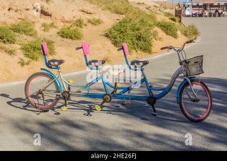 JIAYUGUAN, CHINE - 22 AOÛT 2018 : vélo tandem à Jiayuguan, province de Gansu, Chine Banque D'Images