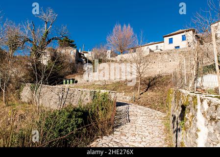 Village traditionnel de Kallarites à la montagne Tzoumerka, Ioannina, Epirus, Grèce Banque D'Images