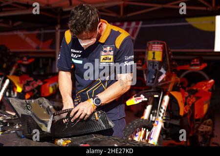 KTM mécanicien de l'équipe d'usine, mécanicien pendant la journée de repos du Dakar Rally 2022 le 8th 2022 janvier à Riyad, Arabie Saoudite - photo: Julien Delfosse/DPPI/LiveMedia Banque D'Images