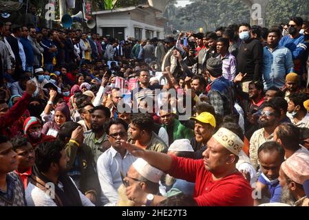 Dhaka, Bangladesh.8th janvier 2022.Les partisans du Parti nationaliste du Bangladesh (BNP) prennent part à une manifestation de protestation demandant la libération immédiate de leur président Khaleda Zia et d'être autorisés à aller à l'étranger pour son meilleur traitement devant le National Press Club à Dhaka, au Bangladesh, le 8 janvier 2022 crédit :Mamunur Rashid/Alamy Live News Banque D'Images