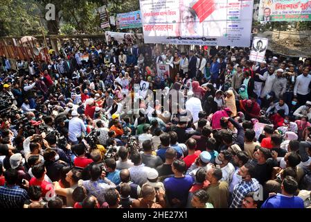 Dhaka, Bangladesh.8th janvier 2022.Les partisans du Parti nationaliste du Bangladesh (BNP) prennent part à une manifestation de protestation demandant la libération immédiate de leur président Khaleda Zia et d'être autorisés à aller à l'étranger pour son meilleur traitement devant le National Press Club à Dhaka, au Bangladesh, le 8 janvier 2022 crédit :Mamunur Rashid/Alamy Live News Banque D'Images