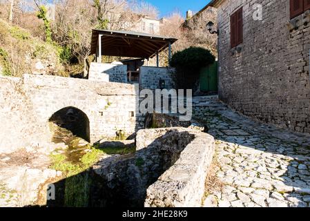 Village traditionnel de Kallarites à la montagne Tzoumerka, Ioannina, Epirus, Grèce Banque D'Images