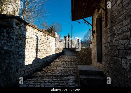 Village traditionnel de Kallarites à la montagne Tzoumerka, Ioannina, Epirus, Grèce Banque D'Images