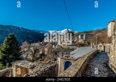 Village traditionnel de Kallarites à la montagne Tzoumerka, Ioannina, Epirus, Grèce Banque D'Images