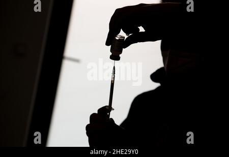 Hambourg, Allemagne.08th janvier 2022.Une seringue est dressée avec le vaccin de Moderna lors d'une campagne de vaccination au Cruise Centre Steinwerder.Credit: Daniel Bockwoldt/dpa/Alay Live News Banque D'Images