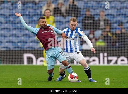 Aaron Lennon de Burnley et Lewis O'Brien (à droite) de Huddersfield Town se battent pour le ballon lors du troisième match de la coupe Emirates FA à Turf Moor, Burnley.Date de la photo: Samedi 8 janvier 2022. Banque D'Images