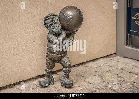 Nain avec un globe (Atlasik) - depuis 2005, des centaines de figurines nain de wroclaw sont apparues dans la ville - Wroclaw, Pologne Banque D'Images