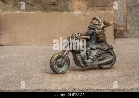 Biker nain (Wentyl Motocyklista) - depuis 2005, des centaines de figurines de wroclaw nain sont apparues dans la ville - Wroclaw, Pologne Banque D'Images