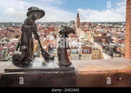 Les sorcières Tekla et Martynka nagent au pont des Pénitents de l'église Sainte-Marie-Madeleine (Czarowice Tekla i Martynka) - Wroclaw, Pologne Banque D'Images