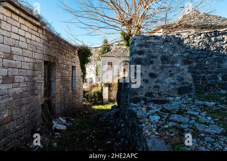 Village traditionnel de Kallarites à la montagne Tzoumerka, Ioannina, Epirus, Grèce Banque D'Images