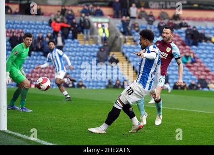 Josh Koroma, de Huddersfield Town, marque le premier but de ses côtés pour obtenir un score de 1-1 lors du troisième tour de la coupe Emirates FA à Turf Moor, Burnley.Date de la photo: Samedi 8 janvier 2022. Banque D'Images