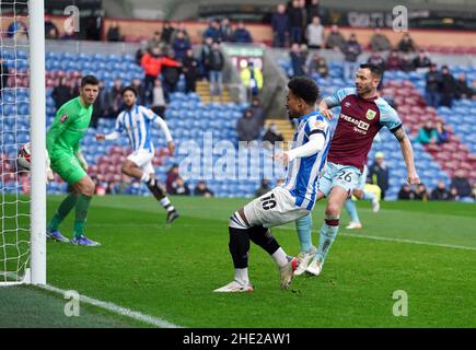 Josh Koroma, de Huddersfield Town, marque le premier but de ses côtés pour obtenir un score de 1-1 lors du troisième tour de la coupe Emirates FA à Turf Moor, Burnley.Date de la photo: Samedi 8 janvier 2022. Banque D'Images