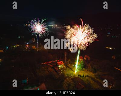 Vue aérienne des feux d'artifice dans les montagnes à la fin de la saison d'hiver.Feux d'artifice de la Saint-Sylvestre.Art coloré photo de haute qualité Banque D'Images