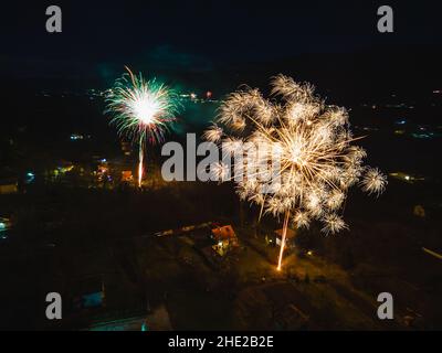 Vue aérienne des feux d'artifice dans les montagnes à la fin de la saison d'hiver.Feux d'artifice de la Saint-Sylvestre.Art coloré photo de haute qualité Banque D'Images