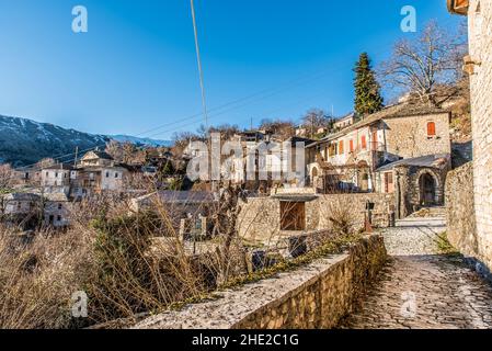 Village traditionnel de Kallarites à la montagne Tzoumerka, Ioannina, Epirus, Grèce Banque D'Images