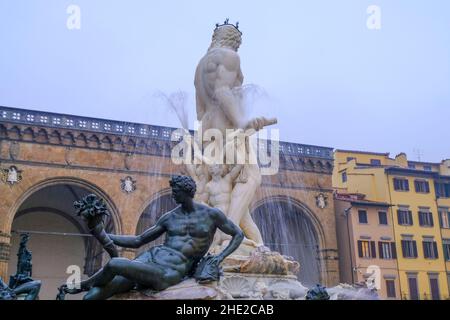 Florence, Italie: La fontaine Neptune sur la place piazza della Signoria près du Palais Vecchio dans la vieille ville dans la soirée à travers les fenêtres s'allument Banque D'Images