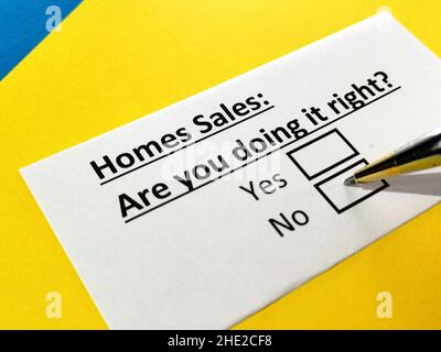 Une personne répond à une question sur les ventes de maisons. Banque D'Images