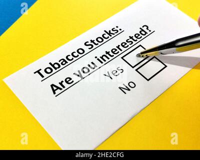 Une personne répond à une question sur les stocks de tabac. Banque D'Images