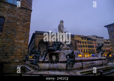 Florence, Italie: Fontaines de Neptune sur la place piazza della Signoria près du Palaca Vecchio dans la vieille ville dans la soirée à travers les fenêtres lumières Banque D'Images